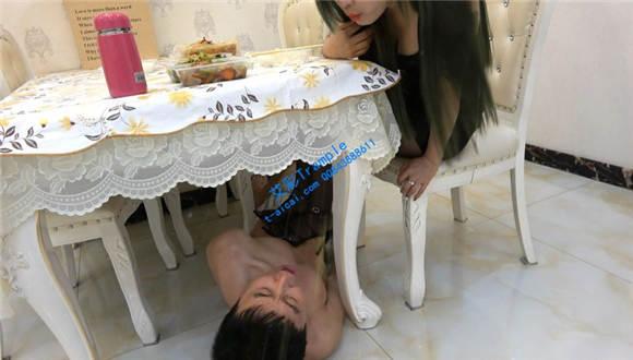 老男人日常伺候美女用餐