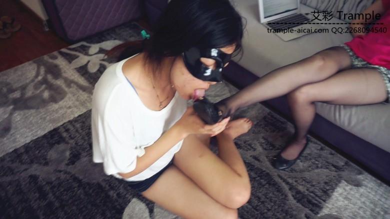 『小妮女女』 M女导员诱导美女学生虐自己