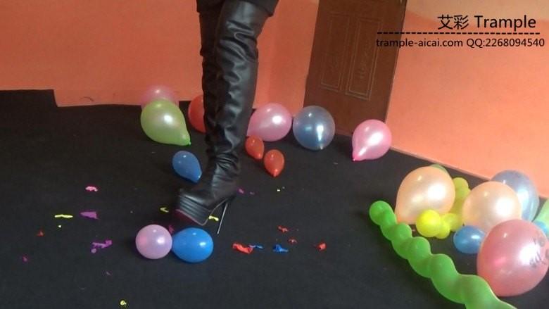 黑丝靴子踩气球2