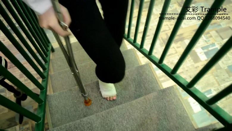 『奴隶岛』—白袜脚扭伤