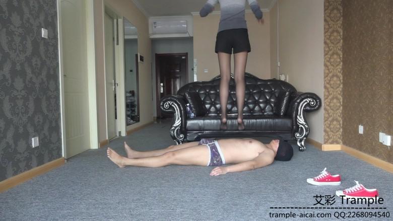 173美眉黑丝帆布鞋踢裆+随意踩踏
