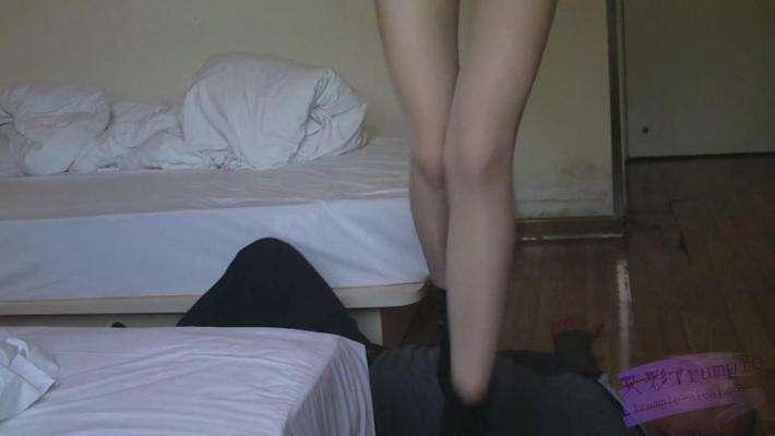 性感长腿女特工虐杀男间谍—最后用脚扭断脖子