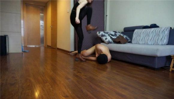 女老板狂虐小偷，短靴超狠跺踩（真实暴力，出血）