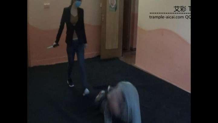 女特工宰杀暴徒。