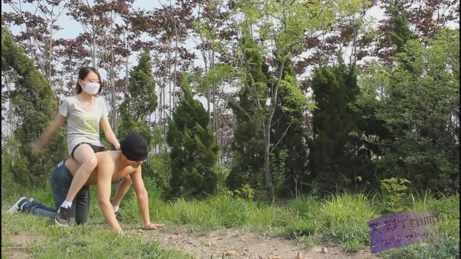 户外调教，原味白袜，践踏，羞辱，舔脏鞋超脏袜子和美脚