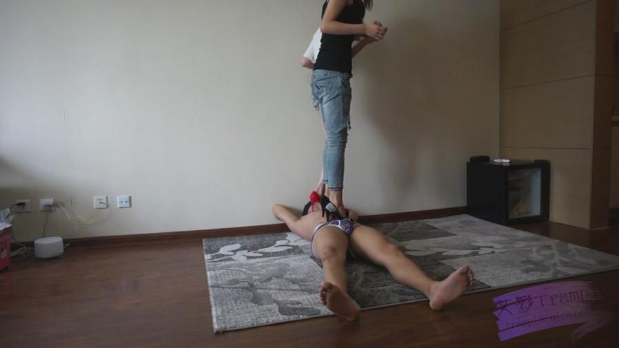 双人高跟鞋践踏毯子