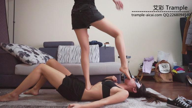 『小妮女女』美女S收拾虐待欠钱的贱货