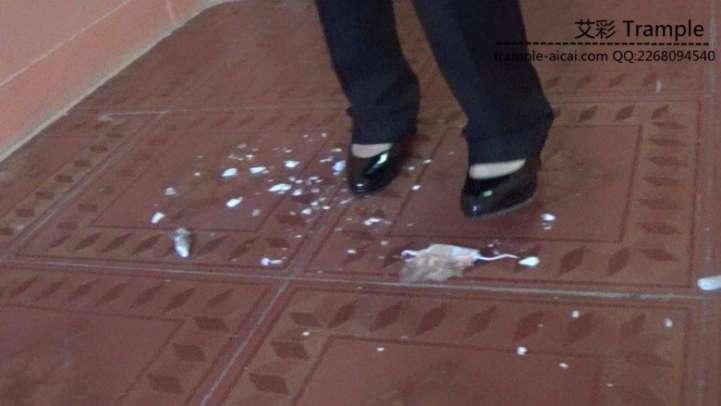 女主职业装高跟物体粉碎.