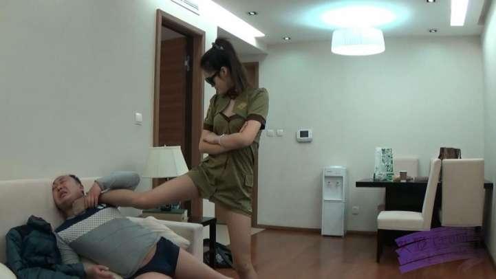 跆拳道女生玩死小偷.