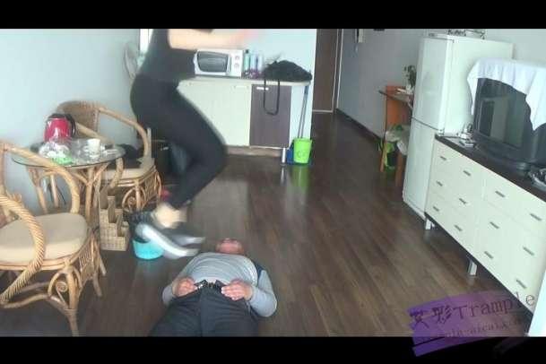 燕子女主足打耳光肉垫