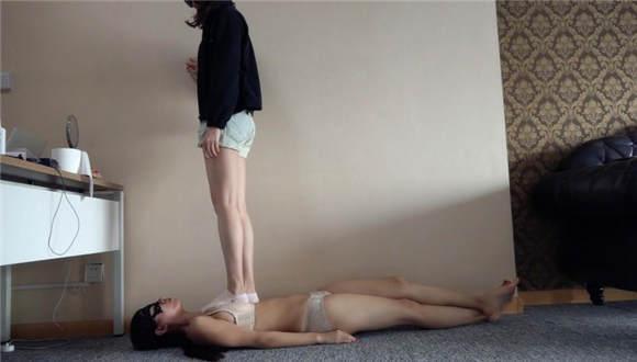 棉袜帆布鞋践踏调教母狗