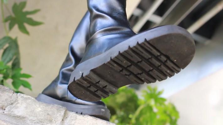 【黑丝诱惑】00后素人姣姣的室外黑丝诱惑长靴踩踏 YC-221110