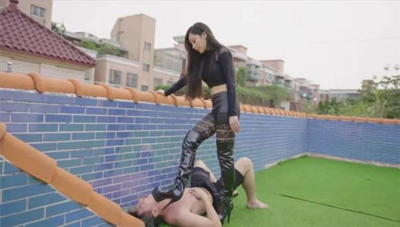 『奴隶岛』—〔Magic︱Mirror 魔镜少女〕—长靴踢废出轨的老公