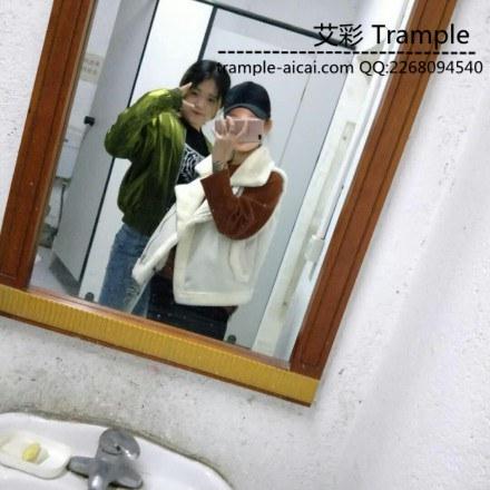 办公桌下的浅踏黑丝脚