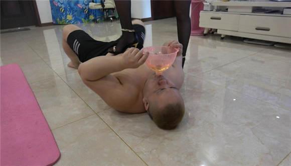 【冷柔】性感高跟踩踏嘴含圣水的贱狗 【冷柔】性感高跟踩踏嘴含圣水的贱狗