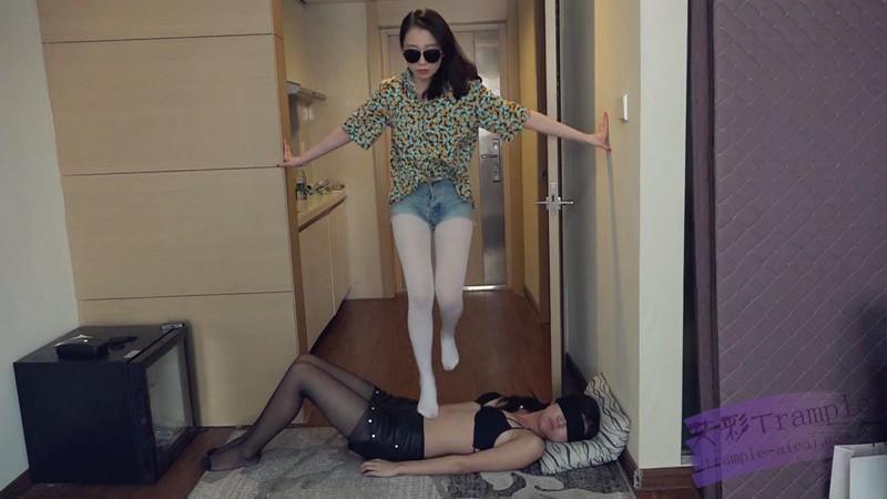 『小妮女女』无情践踏女M，纯虐，胸踩憋，脸变形