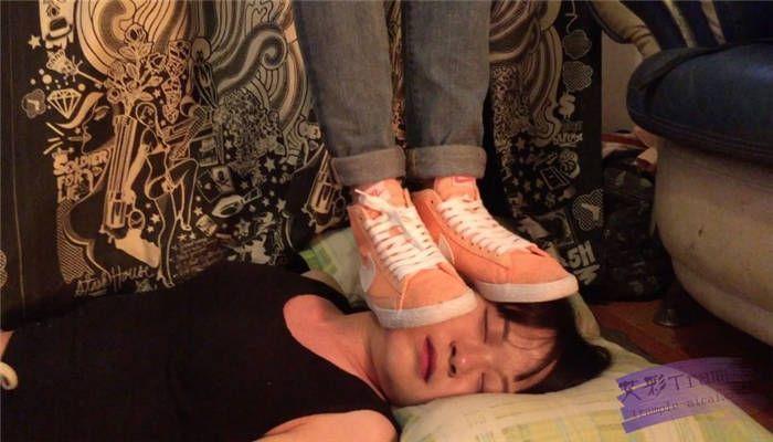 素人髒耐克玩踩女m！