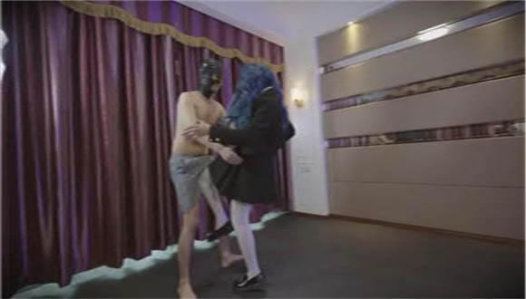 『奴隶岛』—〔Magic︱Mirror 魔镜少女〕—合租的小奶狗室友被踢裆 MM-210602