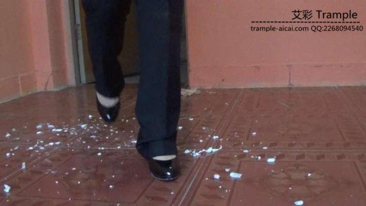 女主职业装高跟物体粉碎.