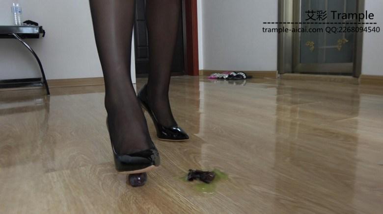 踩踏水果，美丝足喂食