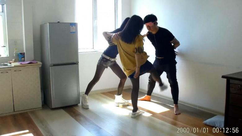 双S狂踹男M臭丝脚呼脸