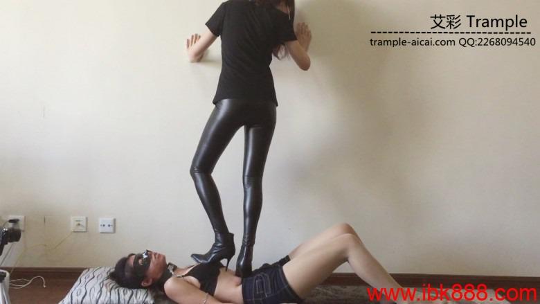 『小妮女女』小妮皮裤高跟皮靴调教（细跟践踏女M）