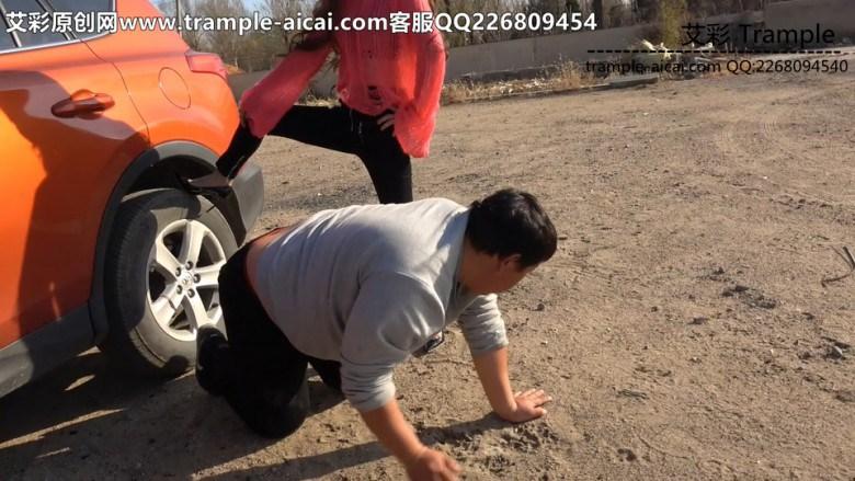 冷柔女主户外高跟踹头极端羞辱