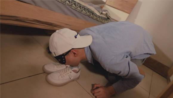 『奴隶岛』—她穿着我舔过的袜子 YC-200614-3