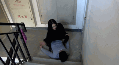 楼道狂扇两贱m耳光