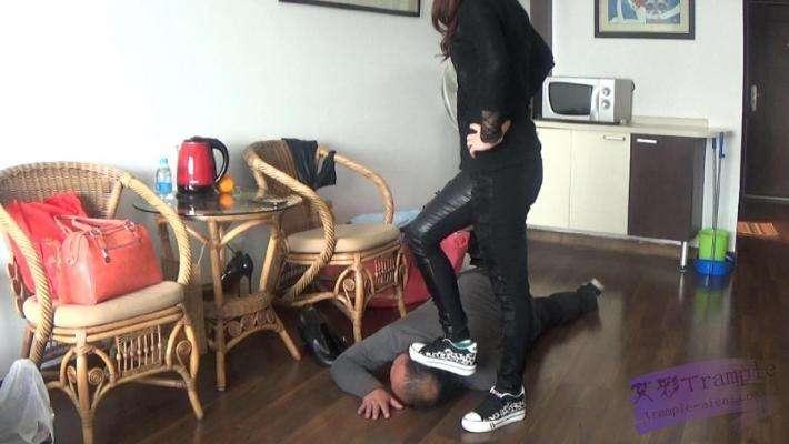 女杀手老大教训废物马仔