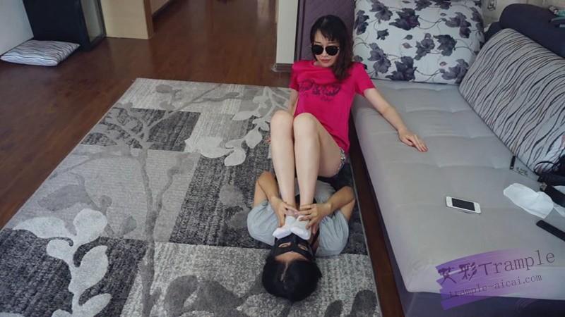 『小妮女女』恋足妹妹，撒娇让姐姐踩自己，舔姐姐的鞋袜