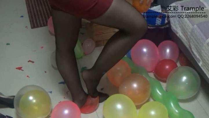黑丝高跟靴子踩气球