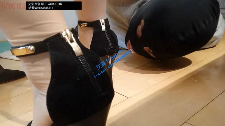 两个主人同时出现，一起调教奴隶，给奴隶踩踏美食！