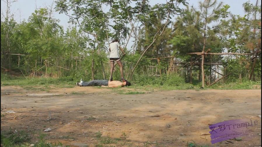 户外高跟践踏调教，舔鞋底，舔黑丝嫩白玉足