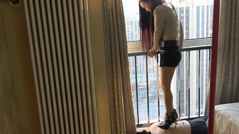 超细高跟踩踏胖奴