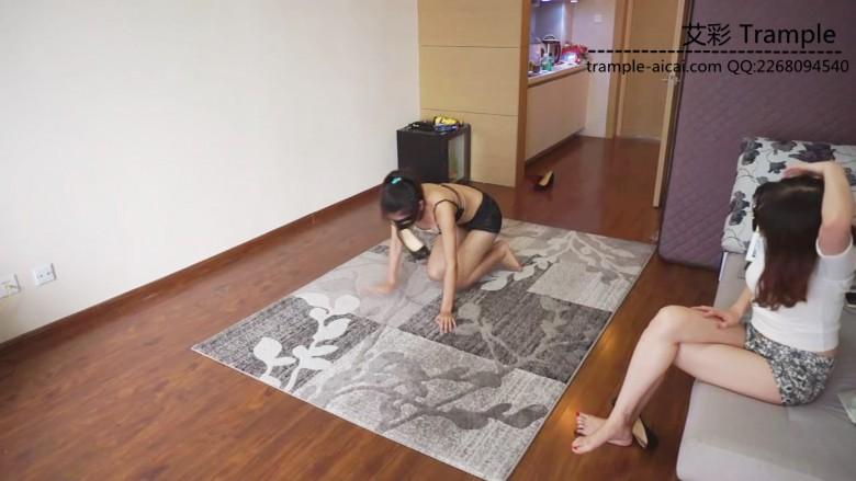 『小妮女女』雪白美脚小妮下班日常调教女奴。