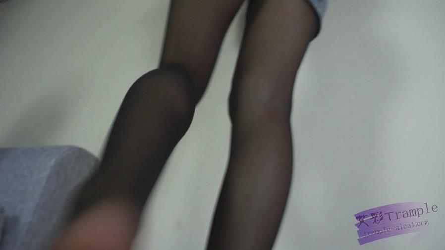 纯纯黑丝休闲鞋踩踏，特写黑丝