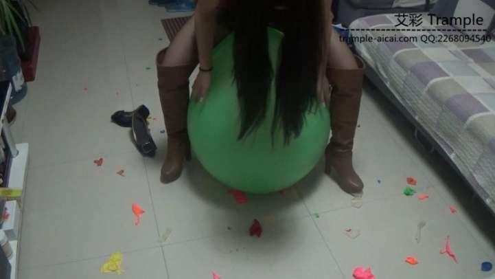 黑丝高跟靴子踩气球