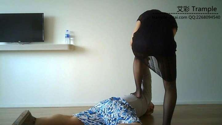 好色房东偷吻女租客内衣遭虐打