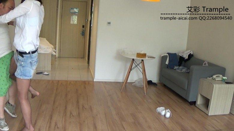 美女老师踩死坏学生