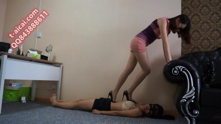 【小妮女女】三双高跟鞋虐踩女奴 ACNN75