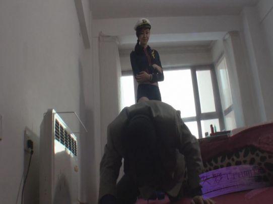 长腿女杀手虐杀黑道三兄弟（上）–脚踩脖子吐血