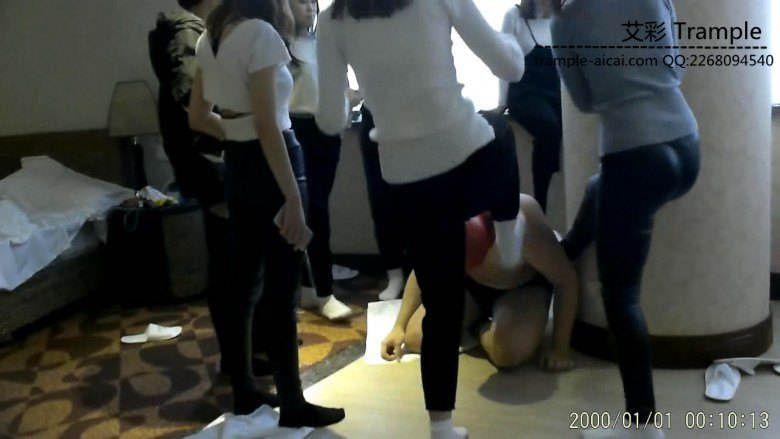 【七小主】众多女生臭脚围殴头套男