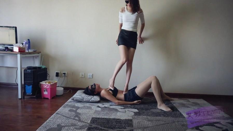 『小妮女女』小妮S超性感高跟，极度虐踩母狗(超细鞋跟全体重）