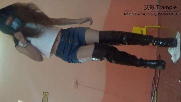 模特小沐漆皮靴物体粉碎 [