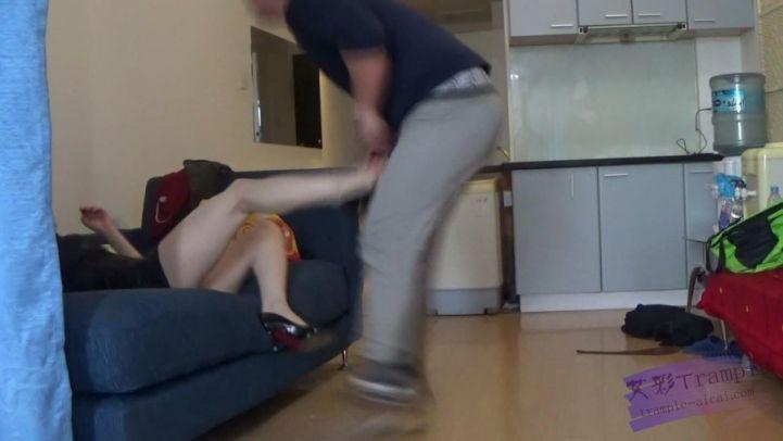 莉莉漆皮短裙金九虐打出血 莉莉漆皮短裙金九虐打出血