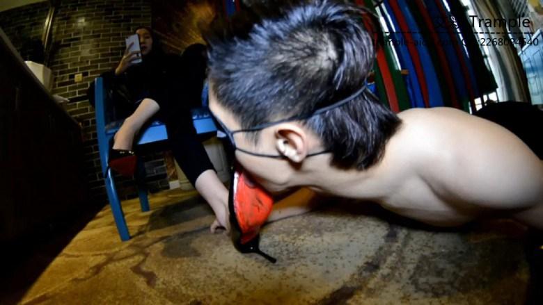 『奴隶岛』—舔萱萱脏高跟鞋底