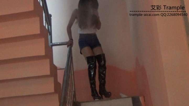 模特小沐漆皮靴物体粉碎 [