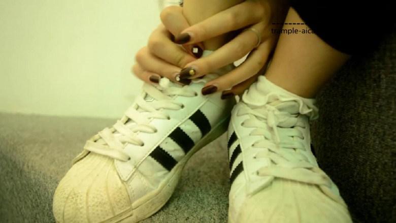 『奴隶岛』—白袜脚扭伤