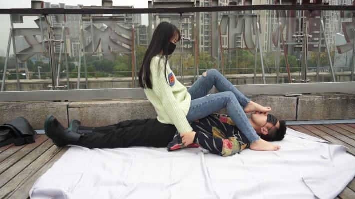 【黑丝诱惑】姣姣室外公园首次被舔脚 YC-221123